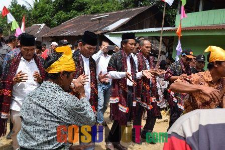Warga  Tiga Dusun ini Berpesta, Merayakan  Listrik Masuk Desa...