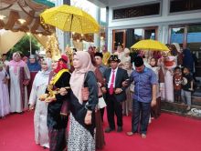 Ahmad Zarnawi dan Nyonya Ema Nurul Dinobatkan Gelar Adat Patuan Seribu Raja dan Gahara Bulan Purnama Hasibuan