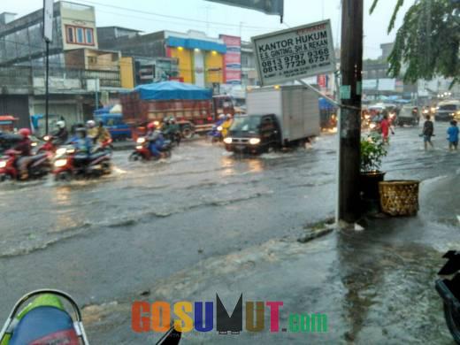 Hujan Deras Sore Ini, Jalan Gatot Subroto KM 8,5 Banjir