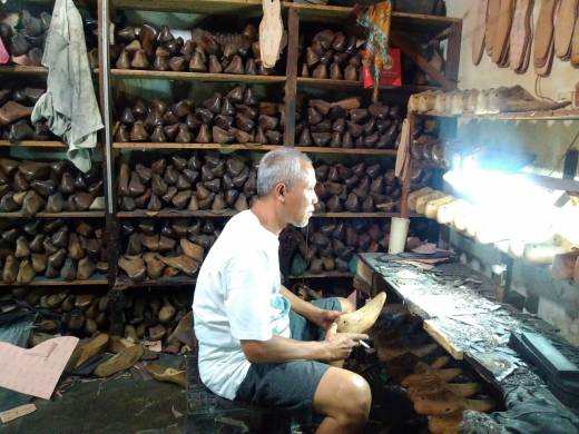 Pengrajin Sepatu Terkendala Bahan Baku