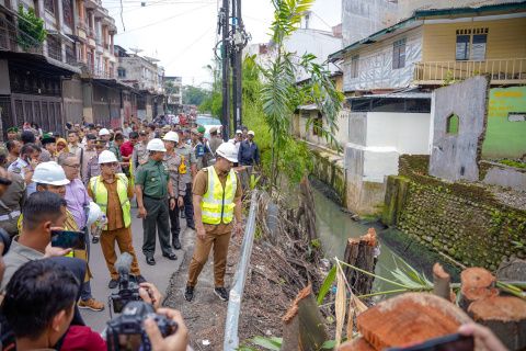 Atasi Banjir di 3 Wilayah, Pemko Medan Lebarkan Parit Emas Jalan Sampali