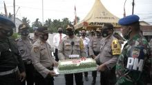 Kapolres Tebingtinggi, AKB James P Hutagaol dan kue tar dirgahayu ke-75 TNI