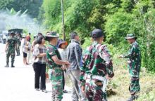 TNI Bersama Pemerintah Kabupaten dan Warga Gotong Royong Jaga Kebersihan Lingkungan Desa
