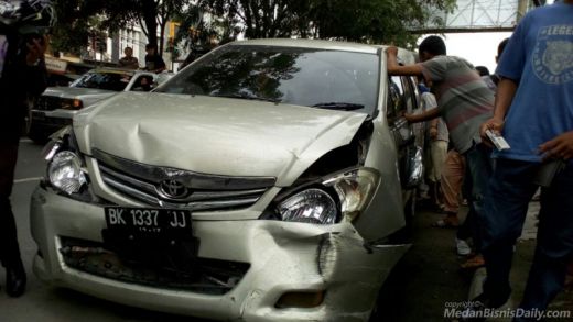 Brak, brak, brak...Kijang Innova Sengaja Tabrak Honda HR-V di Ringroad Medan
