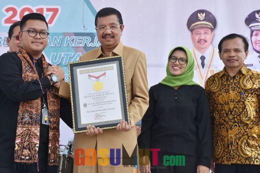 Tengku Erry Raih Rekor MURI Hadirkan 500 Perusahaan Pada Pameran Bursa Kerja