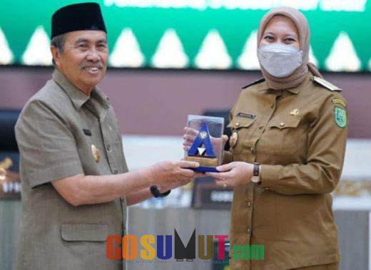Bupati Inhu Terima Penghargaan Atas Capaian 5 kali Opini WTP Dari Gubernur Riau