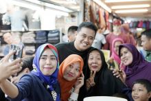 Bobby Nasution Disambut Histeris di Pasar Petisah
