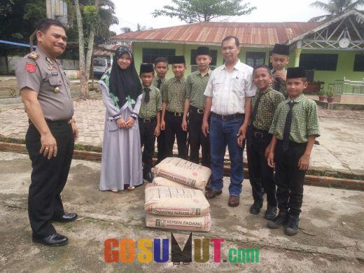 Kunjungi Ponpes Taufiqurrahman, Kapolsek Kualuh Hulu Serahkan Bantuan