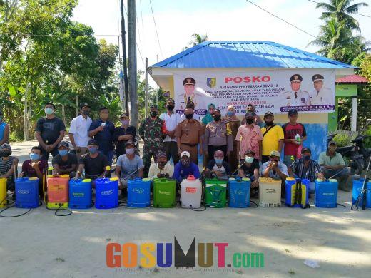Kades Benteng Jaya Bersama Unsur Tiga Pilar Plus Bagikan 1000 Masker dan Lakukan Penyemprotan Desinfektan