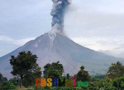 Sinabung Erupsi lagi, Semburkan Abu Vulkanik Setinggi 2.800 meter