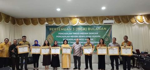 PN Medan Raih Peringkat Pertama Kategori PTSP Terbaik dan Pelayanan Hukum Bagi Masyarakat Kurang Mampu 