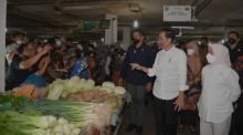 Presiden Jokowi Ajak Ibu Iriana Belanja Jagung dan Mangga di Pasar Petisah Medan
