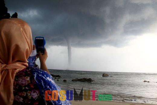 Angin Tornado Hebohkan Wisatawan Pulau Berhala