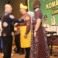 Wali Kota Sambut Dandim Baru dengan Seperangkat Pakaian Adat Melayu