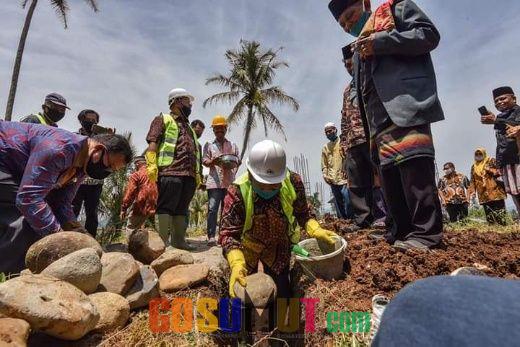 Walikota Padangsidimpuan Letakkan Batu Pertama Pembangunan Rumah Produksi Olahan Salak