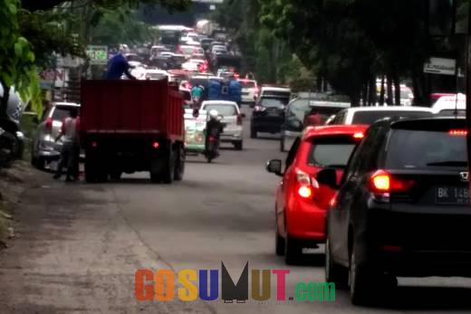 Simpang Jalan AH Nasution - Katamso Padat Merayap