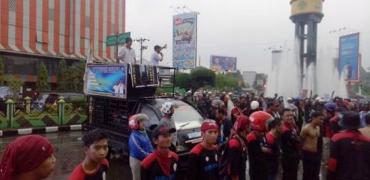 Peringati Hari Kerja Layak Sedunia di Medan, Buruh Tagih Janji Jokowi