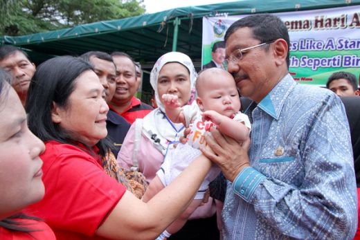 Tengku Erry Beri Nama Nurhadi Untuk Bayi Yang Diterlantarkan Orangtuanya