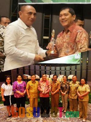 Gubernur Sumut Serahkan Piala TPID Berprestasi kepada Bupati Karo