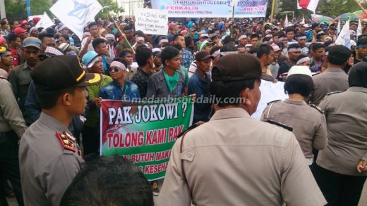 Ribuan Nelayan Blokir Jalan Diponegoro Medan
