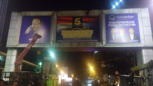 Papan Reklame Bergambar Surya Paloh dan Tengku Erry Dibongkar Satpol PP