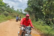 Pinjam Sepeda Motor Warga, Djarot Telusuri Jalan Belum Beraspal di Paluta