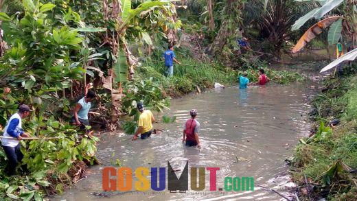 Budayakan Gotong Royong, Warga Leberia Gelar Jumat Bersih di Sungai Matapao