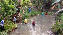 Budayakan Gotong Royong, Warga Leberia Gelar Jumat Bersih di Sungai Matapao