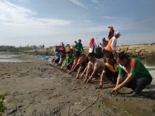 Forkompin Kecamatan Giat Gotong Royong dan Penanaman Bibit Mangrove di Bibir Pantai