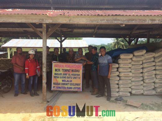 PT SRL Salurkan CSR  di Desa Ujung Batu IV Huragi 