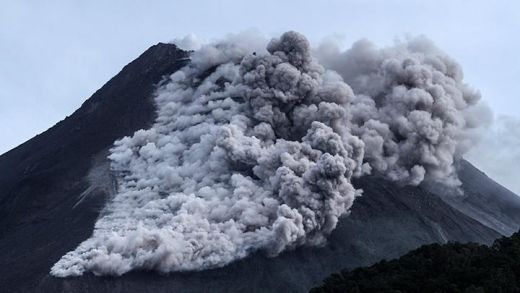 Gunung Merapi Luncurkan Guguran Awan Panas Sejauh 1,3 Km