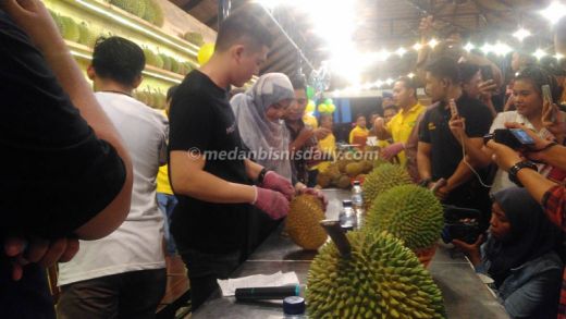 Asyik ! Belah Durian Bareng Artis Ibukota di Durian Awak