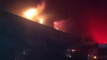 Kebakaran Pasar Tavip: Pedagang Berbondong Mengevakuasi Barang Dagangan