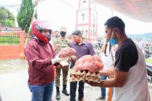 Bupati Taput Meninjau Posko Swadaya Masyarakat dan Bagikan Sembako  di Kelurahan Tarutung