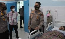 Kapolres Labuhanbatu Jenguk Personel Polsek Kota Pinang yang Terluka Pasca Evakuasi Kebakaran
