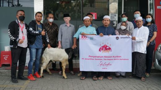 Hari Raya Idul Adha, Smartfren Regional North Sumatera Serahkan Kambing untuk Warga