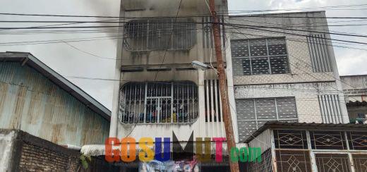 Gedung Lantai 3 Tempat Permainan Biliar di Tanjung Balai Hangus Terbakar