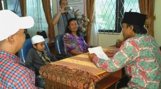 MasyaAllah...Bocah 8 Tahun Masuk Islam Diantar Ibunya Non Muslim