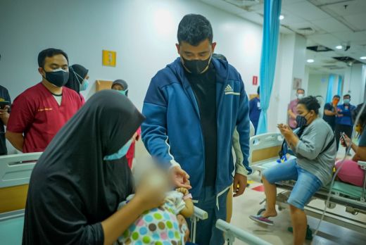 Bobby Nasution Jenguk Bayi Penderita Astresia Bilier, Kahiyang Ayu Sampai Menangis Terharu