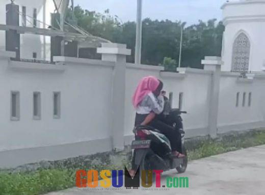 Viral... Sepasang Remaja Tertangkap Mesum di Siang Bolong. Cek Lokasinya Di Sini
