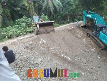 Fuso dan Dump Truk Dilarang Lewat Via Bukit Lawang Paya Bedil