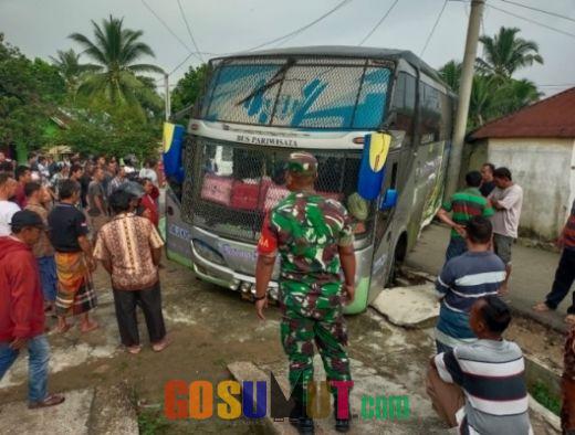 Elakkan Anak Sekolah, Bus Batang Pane Seruduk IRT di Palas lagi Nyapu Halaman