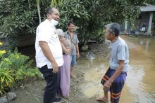 Tangis Haru para Korban Banjir di Asahan Saat Terima Bantuan
