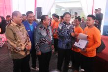 200 Nelayan Belawan Terima Sembako, Sertifikat dan Buku Pelaut dari Pj Gubernur Sumut