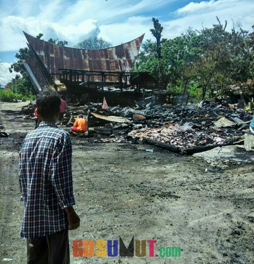 Lima Rumah Adat Batak di Parbaba Terbakar