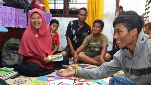 Hebat, Seorang Mahasiswa USU Korban Tsunami Ini Jadi Relawan Mengajar Anak Jalanan