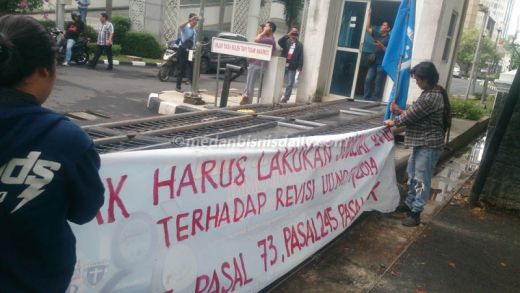 Massa GMKI Medan Robohkan Pagar Gedung DPRD Sumut