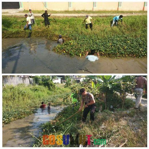 Polsek Teluk Mengkudu Bersama Masyarakat Desa Leberia Giat Gotong Royong Bersihkan Aliran Sungai