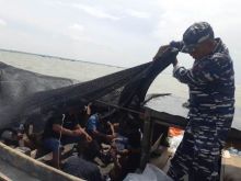 Dua Kapal Berpenumpang 83 TKI Ilegal Ditangkap TNI AL di Perairan Asahan