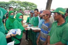 Prajurit TNI Korem 011 Lilawangsa Berbagi Sembako kepada Kaum Dhuafa